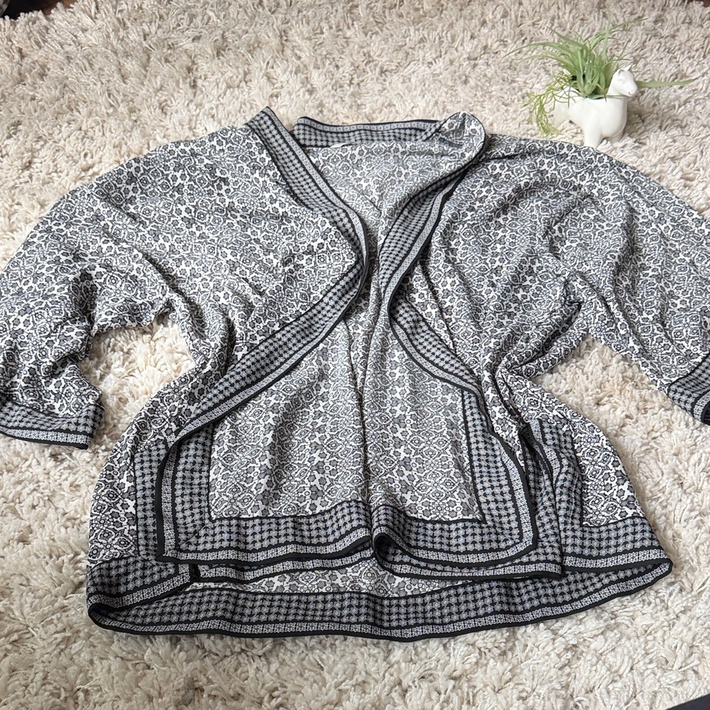 Max Studio Black and White Geometric lightweight, beautiful long Cardigan